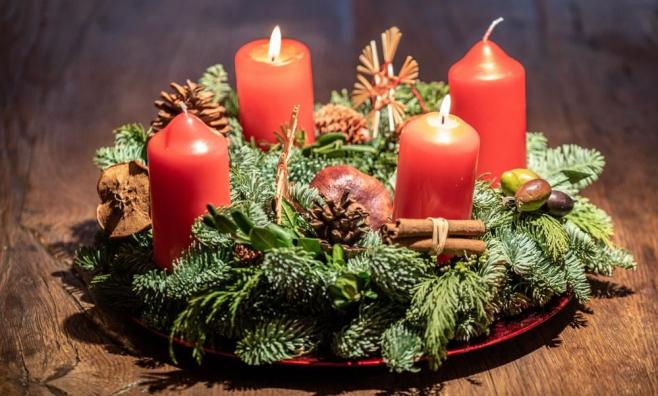 Adventskranz mit vier roten Kerzen