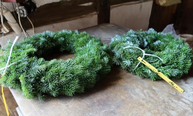 Zwei leere Adventskränze ohne Kerzen und sonstigen Schmuck