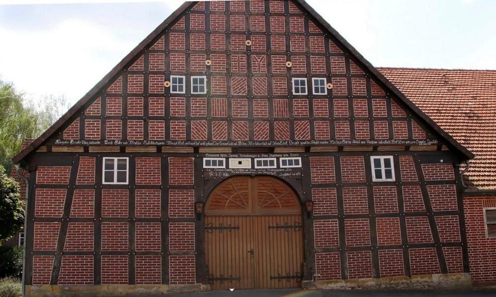 Giebelseite eines Gebäudes aus Fachwerk mit Ausfachungen aus rotem Klinker